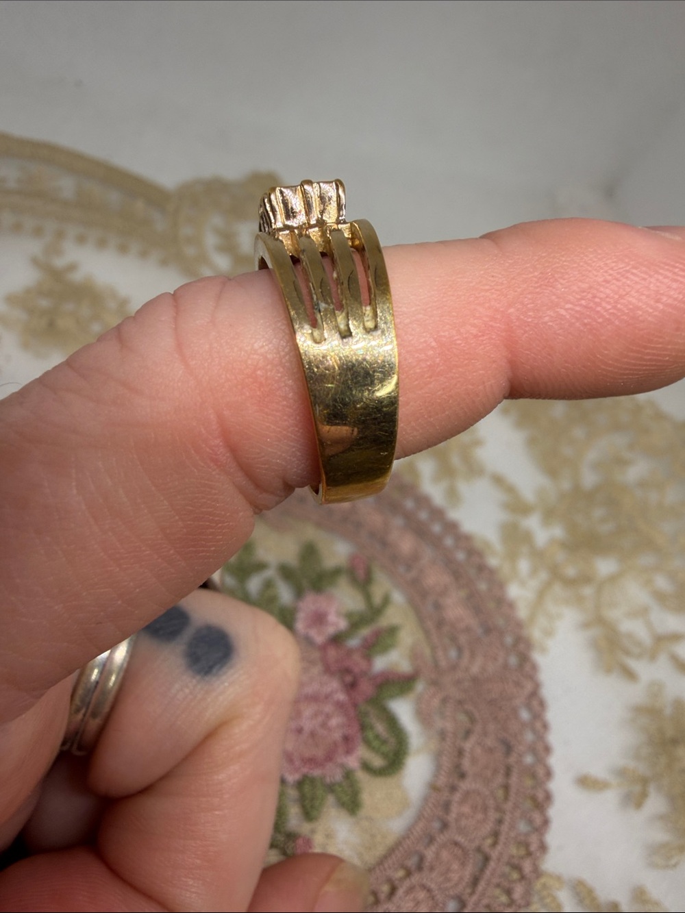 Vintage 1973 Avon Faux Coral Cabochon Ring Size 6.5 | Estate Gold Tone Statement - Picture 4 of 7